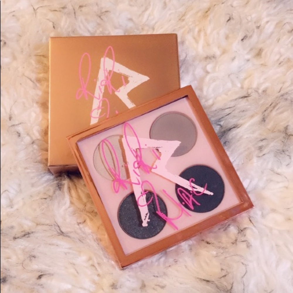 RiRi Hearts MAC Smoked Cocoa Eye Shadow